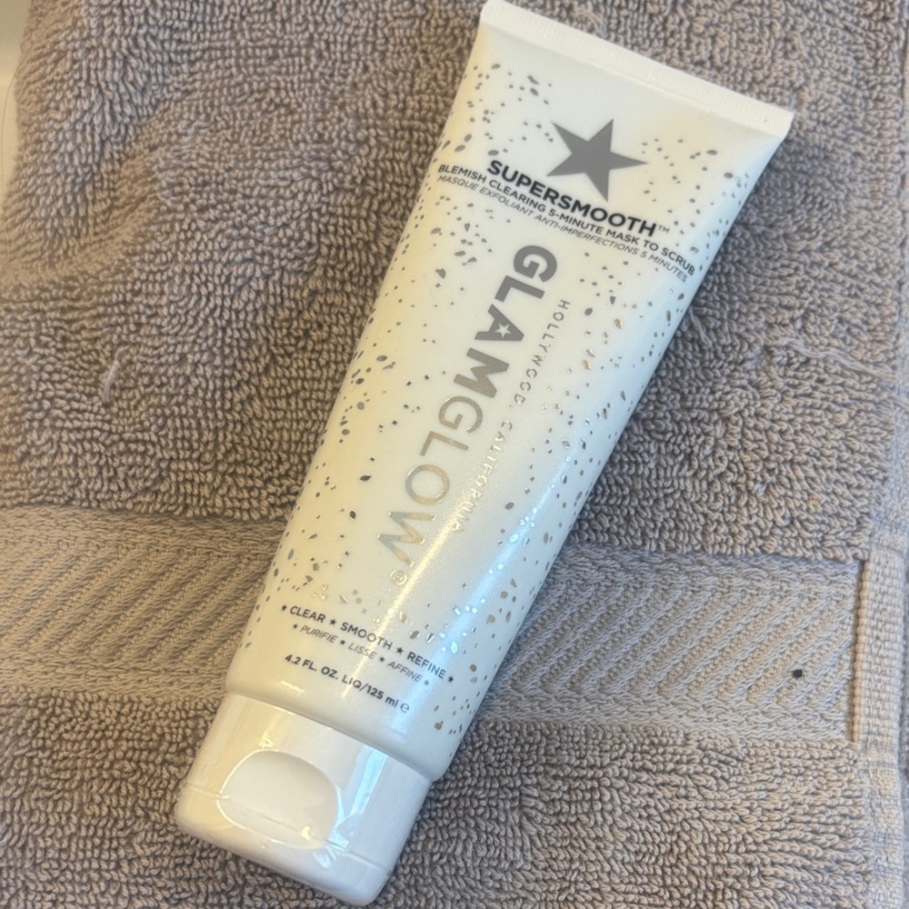 GLAMGLOW Supersmooth Exfoliating Treatment in White and Black